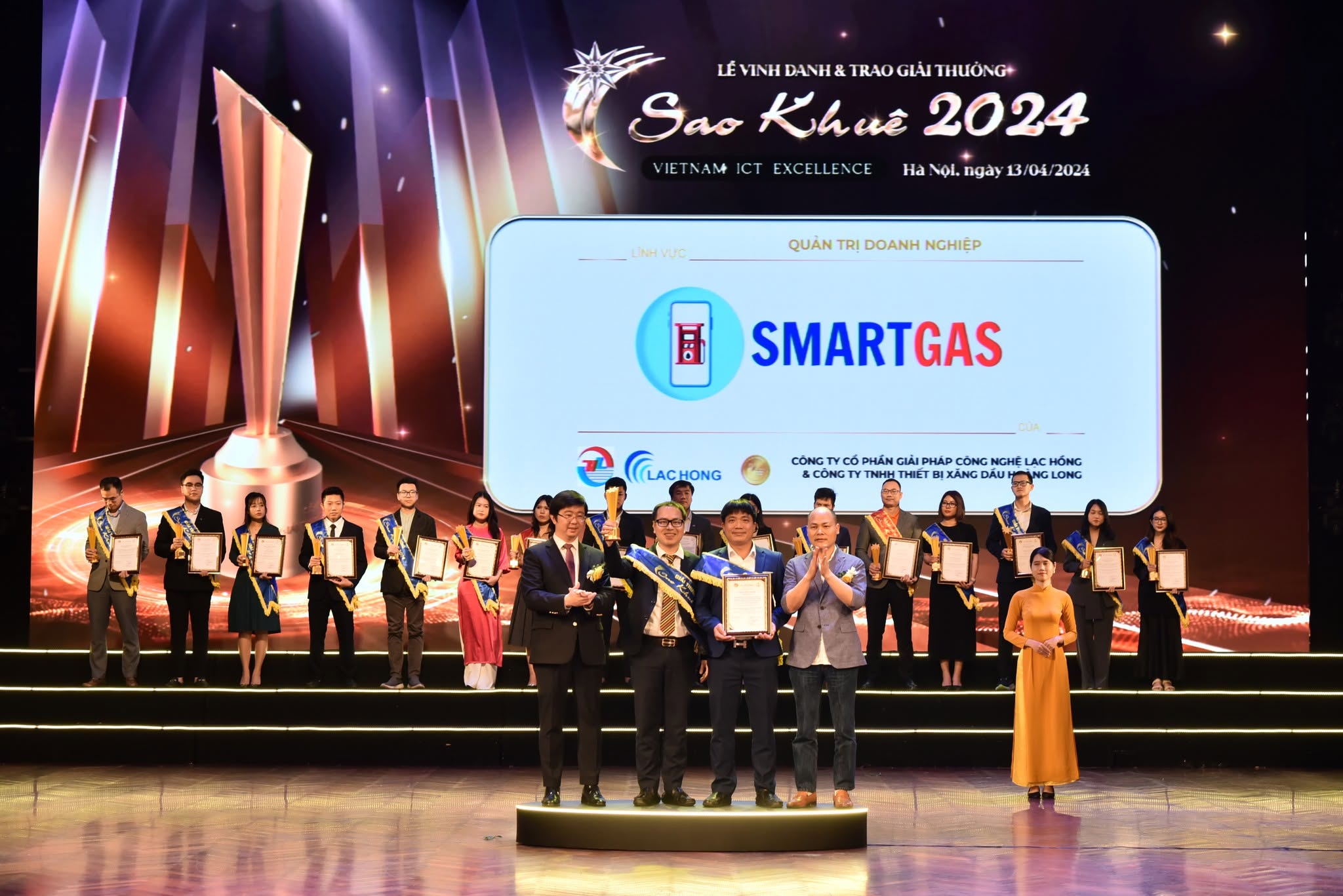 Tập thể Lạc Hồng Tech nhận Giải Sao Khuê