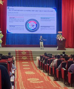 Ông Tùng trình bày những giải pháp bảo đảm an toàn thông tin tại hội thảo