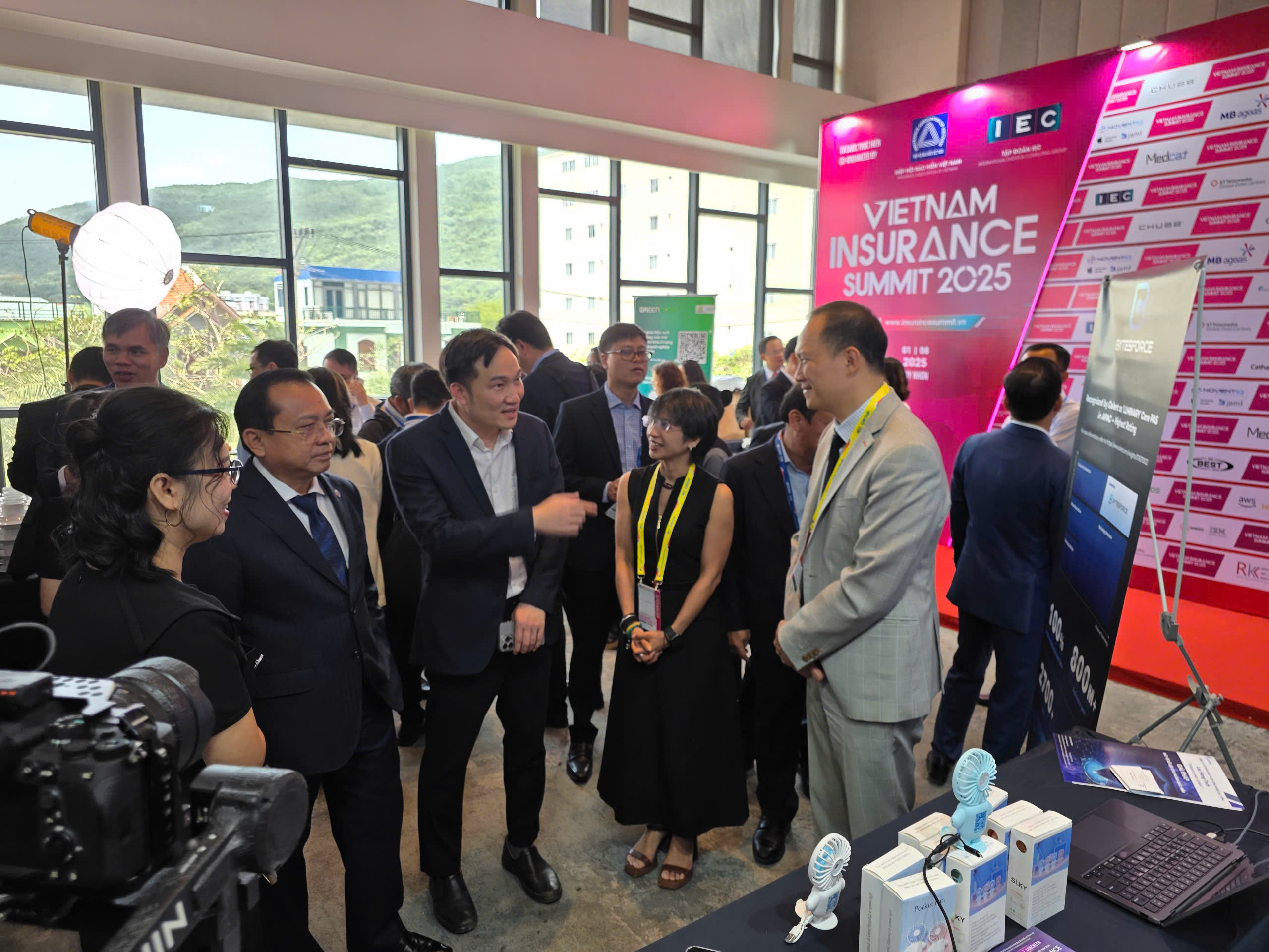 Gian hàng Lac Hong Tech vinh dự đón tiếp ông Lê Tấn Cận - Thứ trưởng Bộ Tài chính và ông Nguyễn Tuấn Anh - Phó Chủ tịch tỉnh Gia Lai tham quan.