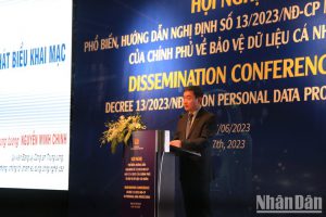 Trung tướng Nguyễn Minh Chính, Cục trưởng An ninh mạng và phòng, chống tội phạm sử dụng công nghệ cao, Bộ Công an phát biểu khai mạc hội nghị. (Ảnh: Sơn Bách- Báo: nhandan.vn)